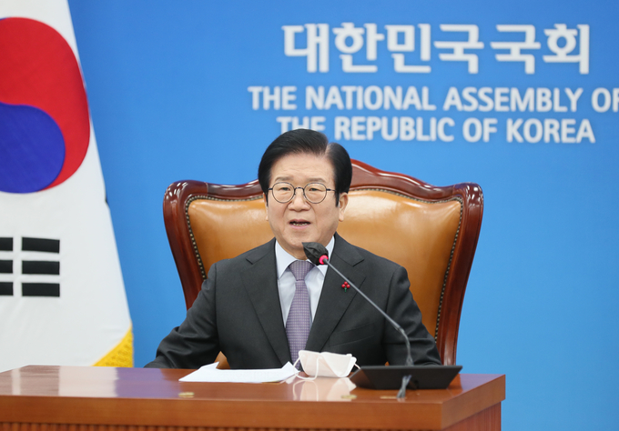 박병석 국회의장이 문대통령이 주최하는 신년인사회에서 모두발언을 하고있다