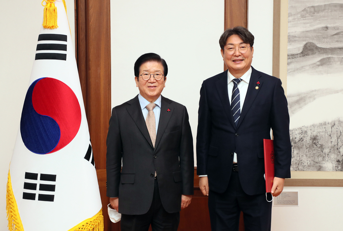 이춘석 신임 국회사무총장이 박병섯 국회의장으로부터 임명장을 받은후 기념촬영을 하고있다