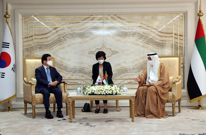 박병석 국회의장 은 UAE 바래인 등 중동 순방을 마치고 새지평열고 귀국바래인 국왕 왕세자와 면담을 하고있다<br>
<br>
자료 =국회제공