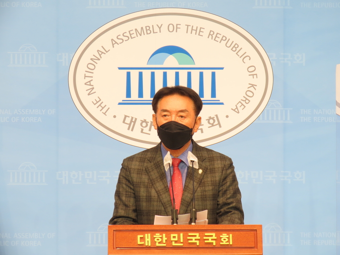 국민의힘 김석기의원이 국회에서 기자회견을 하고있다