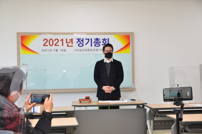 심산 김창숙 기념사업회 제4대회장에 선출된 정볌국 전장관이 회원들앞에서 소감을 밝히고있다