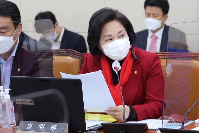 국민의힘 소속 조명희의원이 국회 상임위원회에서 질의하고있다