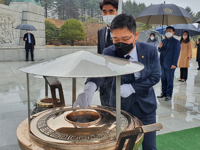 .국민의힘 지성호의원 은 (북한인권및 탈북 .납북자 위원장) 지난 1일 독립운동의날을 맞아 탈북민 120여명과함께 대전현충원을 찾아 헌화하고있다