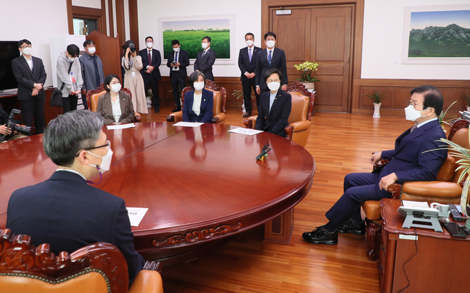 17일 박병석 국회의장이 집무실에서 국회비교섭단체 대표들과 면담하고있다<br>
<br>
자료 =국회제공