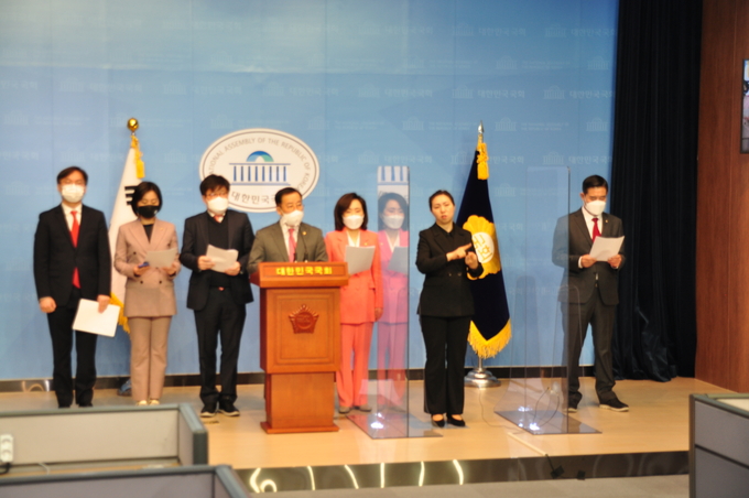 18일 국민의힘 소속 4.7 서울시장 보궐선거 공동선대위원장 박성중 의원을 중심으로 유경준 선대본부장 . 태영호 양극화해소본부장 전주혜법률지원단장 .신원식 직능본부장 . 허은아 뉴미디어본부장. 김재식 공명선거 추진본부장 등이 참석하여 " 이낙연 선대위원장의 "관건선거"를 감시할 1만명 공명선거 감시단을 발족한다"는 내용으로 기자회견을 하고있다