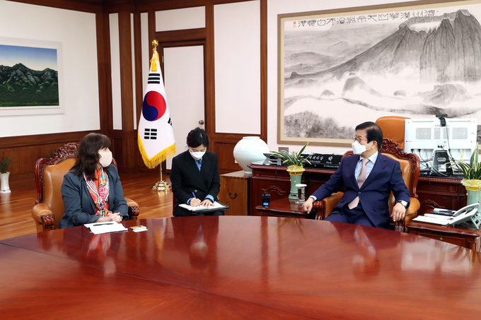 박병석 국회의장이 캐서린 재인 래이퍼 주한 호주대사와 환담을 하고있다<br>
<br>
자료 =국회제공