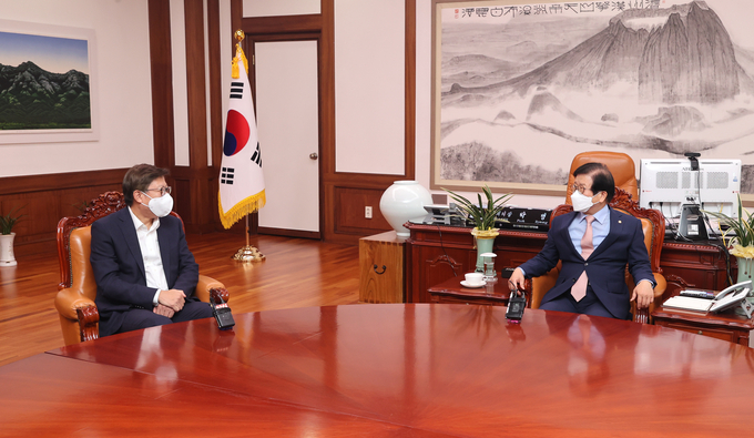 박병석 국회이장이 예방한 박형준 부산시장과 환담하고있다