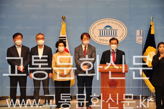 13일 자유헌정포럼 정형근 상임 대표를 비롯해 김용균 .변정일 이규택 .이원창 공동대표와 송병대 사무총장 민경욱 대변인등 15인을 대표하여 이재명 민주당 대선후보와 관련하여 국회에서 성명서를 발표하고있다