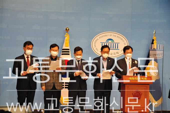 국민의힘 예산특별위원회 소속 위원들이 1일 국회에서 2022년도 예산관련으로 기자회견을 가졌다