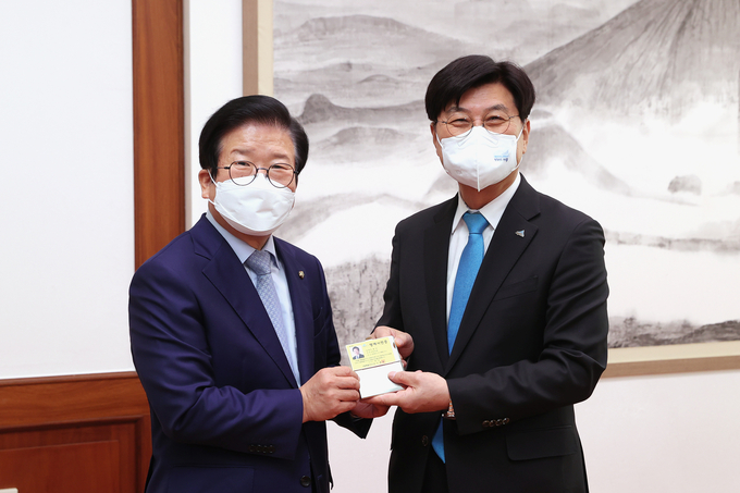 박병석 국화의장이 이춘희 세종시장과같이 주빈등록증을 보이고있다<br>
<br>
국회제공