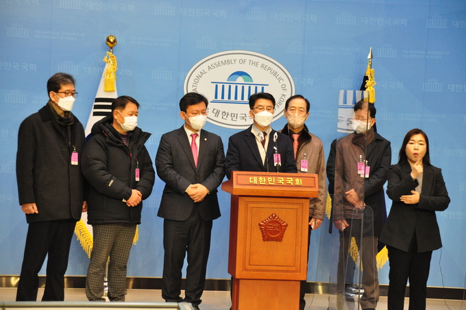 전직 소방서장으로구성된 윤성근위 39명을 대표하여 27일 국회에서 소방청은 현장대응체계로 개편을 해야된다면서 기자회견을 하고있다