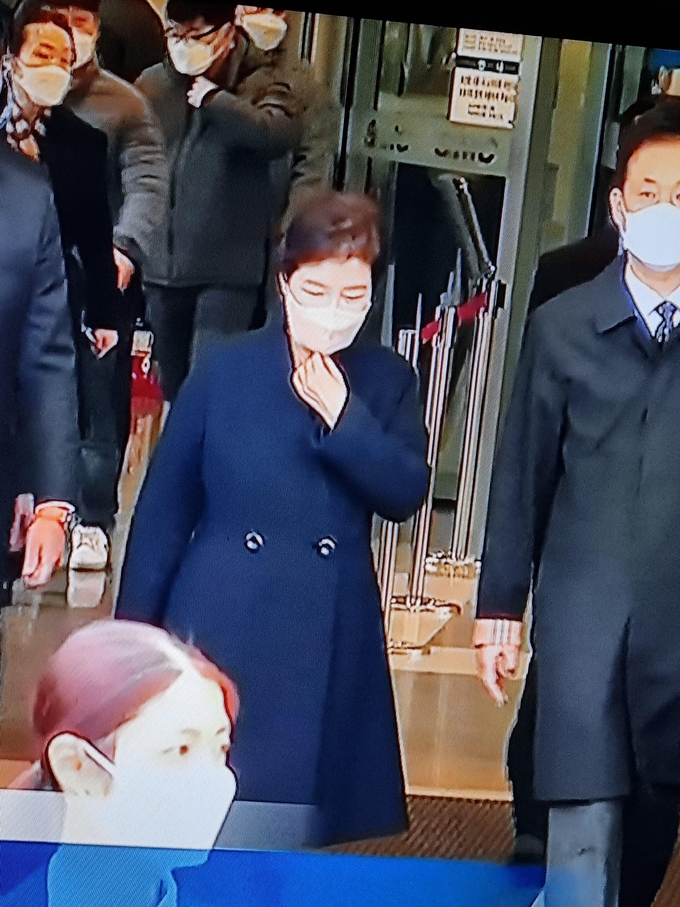 박근혜 前대통령이 지난 24일 입원중인 서울 삼성병원에서 퇴원을 하고있다<br>
<br>
사진 (TV촬영)