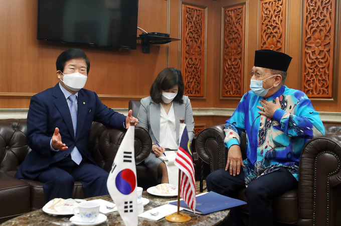 박병석 국회의장이 말레이 상.하원의장과 면담하면서 세일즈 외교를 하고있다<br>
<br>
국회제공