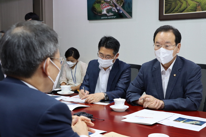 국민의힘 하영제 의원이 이종호 과학기술 정보통신부 장관과국회의원회관에서 대화를 하고있다