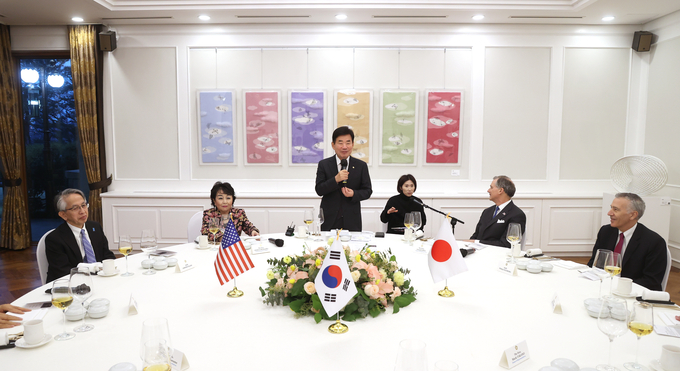 김진표 국회의장이 "한.미.일 의원 회의 "참석자 초청 만찬에서 모두 발언을 하고있다 <br>
국회제공 