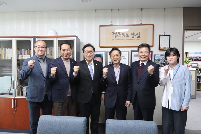 더불어민주당 김한정 의원 경기 행정2부지사와 경기북도 신설문제를 논의하고 포즈를 취했다 