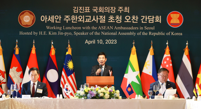 김진표 국회의장이 아세안 주한 외교 사절단 초청 오찬간담회 에서 모두발언을 하고있다 <br>
<br>
국회제공 
