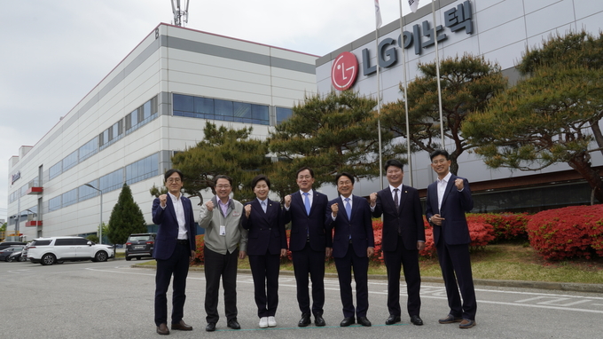 양향자 의원 이 LG이노택 광주사업장 로그앞에서 포즈를 취했다