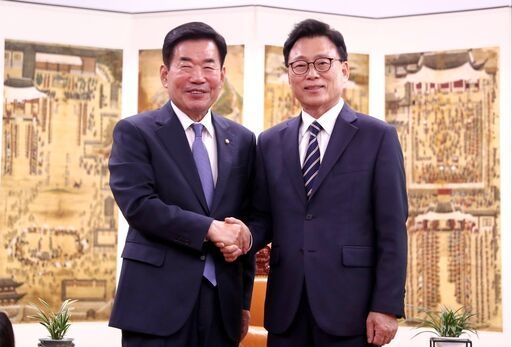 김진표 국회의장이 박광온 더불어민주당 신임 원내대표의 예방을 받고있다 <br>
국회제공