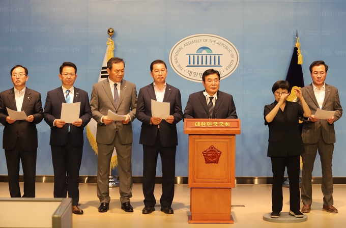 더불어민주당 이병훈 의원 국회에서 기자회견을 하고있다 
