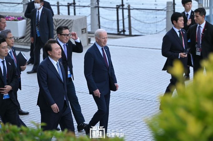 윤석열 대통령은 G7정상회담을 위해 바이든 미국대통령과 회담장으로 가고있다 <br>
<br>
대통령실 제공 