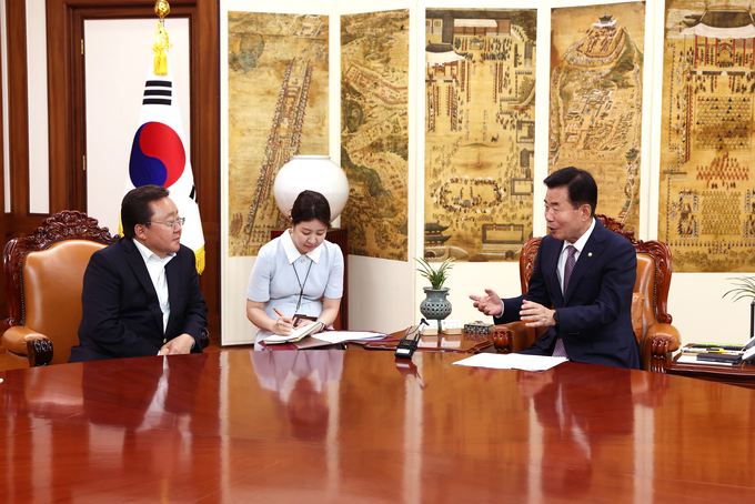 김진표 국회의장이 알백도르지 몽골 前대통령의 예방을 받고 환담하고있다 <br>
<br>
국회제공 