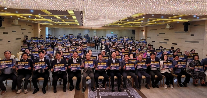 더불어민주당 김두관의원 웅산성 어떻게 완성할것인가 토론회 개최후 포즈를 취했다