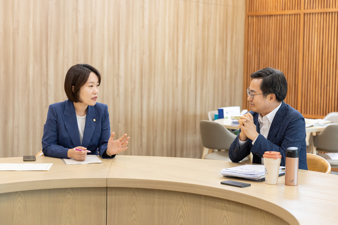 더불어민주당 이소영의원 이 김동연 경기지사와 면담하고있다 