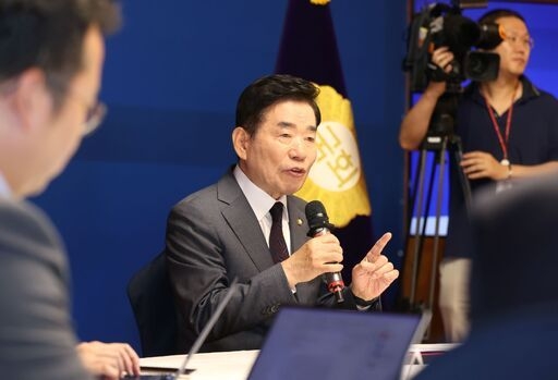 김진표 국회의장이 4일(화) 국회 사랑재에서 열린 '취임 1주년 기자간담회'에서 기자 질문에 답하고 있다<br>
<br>
국회제공<br>
