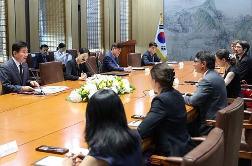 김진표 국회의장이 27일(목) 오후 국회접견실에서 프랭크 자누지 맨스필드 재단 회장 일행과 기념촬영을 하고 있다.<br>
<br>
국회제공 