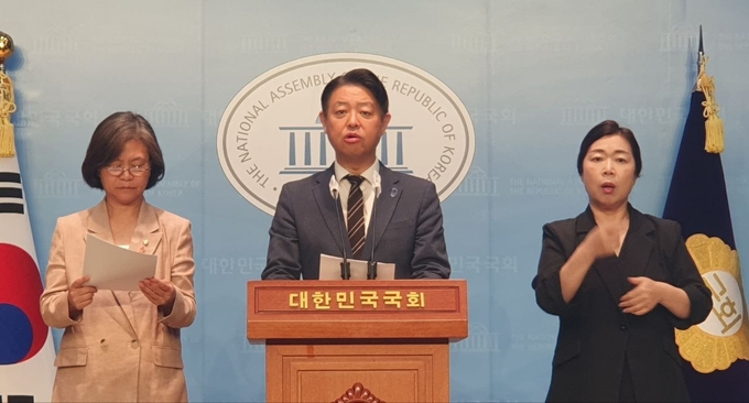더불어민주당 김영호 의원이 기자회견을 하고있다 