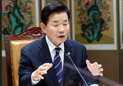 김진표 국회의장은 15일(금) 국회 경비대 소속 경찰관 2명이 전날 저녁 외부인에게 흉기로 공격을 받아 부상을 입은 것과 관련해 "국회의장으로서 이를 강력히 규탄한다"고 밝혔다.<br>
<br>
국회제공 