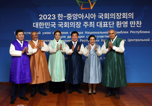 19일(화) 오후 국회 사랑재에서 '한-중앙아시아 국회의장회의'에 참석한 5개국 대표단을 초청해 만찬을 함께했다.<br>
19일(화) 오후 국회 사랑재에서 김진표 국회의장 주최로 열린 '한-중앙아시아 국회의장회의' 대표단 환영 만찬 참석자들이 기념촬영을 하고 있다. 왼쪽부터 예를란 자카노비치 코샤노프 카자흐스탄 하원의장, 누를란베크 샤키예프 키르기스스탄 국회의장, 뒤냐고젤 굴마노바 투르크메니스탄 국회의장, 김 의장, 탄질라 나르바예바 우즈베키스탄 상원의장, 마흐맛토이르 조키르조다 타지키스탄 하원의장.<br>
<br>
국회제공 