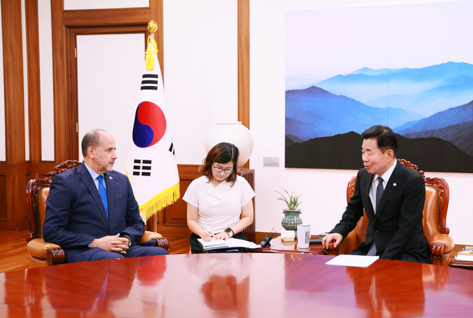 김진표 국회의장이 아바디 사무총장을 접견하고 있다.<br>
<br>
국회제공 