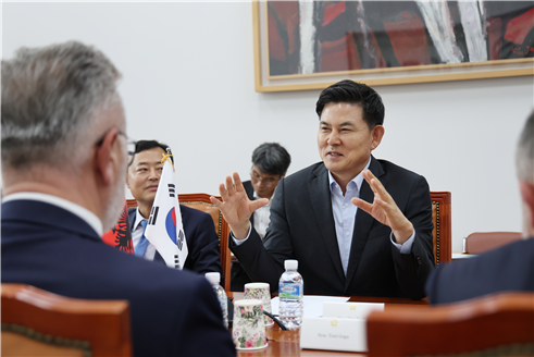 김태호 국회 외통위 위원장 알바니아- 한 의원친선협회 대표단 면담 <br>
<br>
국회제공 