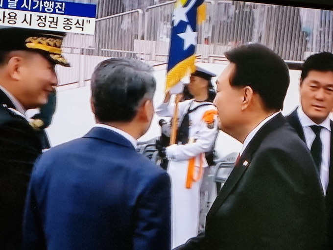 尹대통령이 국군의날 행사에 참석하고있다 <br>
<br>
TV화면 켑쳐
