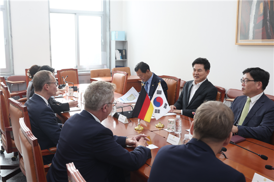 김태호 외교통일위원장, 독일 의원 대표단 면담<br>
<br>
국회제공