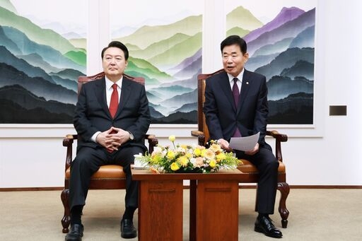 31(화) 서울 여의도 국회 의장집무실에서 2024년도 예산안 시정연설에 앞서 열린 사전환담에 참석한 김진표(오른쪽) 국회의장과 윤석열 대통령.<br>
<br>
국회제공