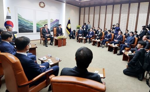 31(화) 서울 여의도 국회 의장집무실에서 2024년도 예산안 시정연설에 앞서 사전환담이 진행 중인 모습.<br>
<br>
국회제공