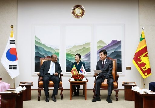 김진표 국회의장이 3일(금) 오전 의장접견실에서 마힌다 야파 아베와르다나 스리랑카 국회의장과 회담을 하고 있다.<br>
<br>
,국회제공