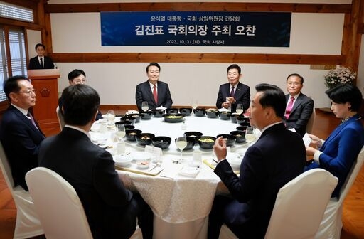 31일(화) 국회 사랑재에서 김진표 국회의장 주최로 윤석열 대통령·국회 상임위원장 오찬을 진행 )<br>
<br>
국회 웹사이트 켐처 