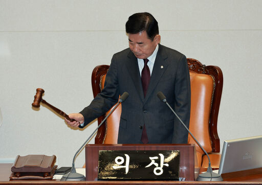김진표 국회의장이 지난 9일(목) 제410회국회(정기회) 제11차 본회의를 주재하며 의사봉을 두드리고 있다.<br>
<br>
국회 웝 켑처