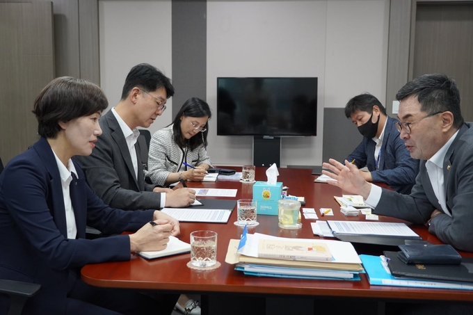  한국수자원공사에 주민들의 의견을 전달하고 있는 소병철 의원