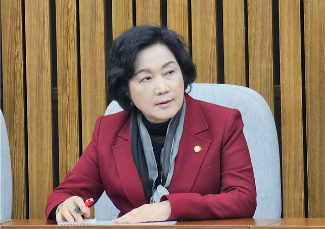 조명희 의원 원내대책회의 중 모습 