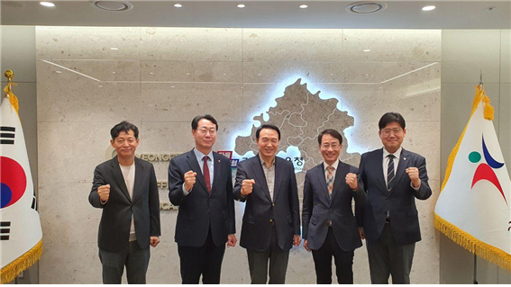 왼쪽부터 박세원 경기도의원, 정명근 화성시장, 임태희 경기교육감, 이원욱 국회의원, 김태형 경기도의원