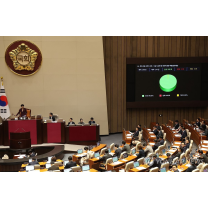 국회본회의장 안건이 통과되는것이 전광판에 표시되고있다 