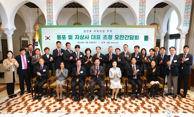  알제리 동포 및 지상사 대표 초청 간담회 후 기념촬영. 의자배석 기준 전열 좌측부터 서정복 수주지원협의회장, 유기준 주알제리 대사 내외, 김진표 국회의장 내외, 윤용섭 한인회장, 서혜린 한인회 서기. 후열 좌측부터 정연희 한인회 총무, 김교식 의장비서실장, 정운진 외교특임대사, 정승훈 동일기술공사 지사장, 김용진 한국도로공사 단장, 박형환 현대건설 지사장, 권두원 삼성엔지니어링 지사장, 신윤본 대우건설 지사장, 최연숙 국민의힘 의원, 정필모 더불어민주당 의원, 홍성국 더불어민주당 의원, 최돈영 한인회 감사, 박민준 KOTRA 알제 무역관장, 장봉희 KOICA 소장, 이주희 동명기술공단 지사장, 김준승 한인회 부회장, 김용진 한국도로공사 단장, 황승기 국제국장, 김동준 현대엔지니어링 상무, 박진만 민주평통자문위원.<br>
<br>
국회제공<br>
