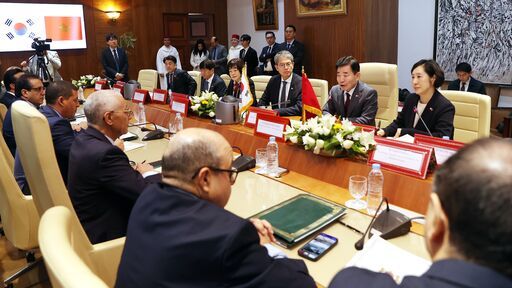 김진표 국회의장이 현지시간 17일(수) 모로코 수도 라바트의 하원의사당 회의장에서 라시드 딸비 알라미 하원의장과 면담하고 있다.<br>
<br>
국회제공