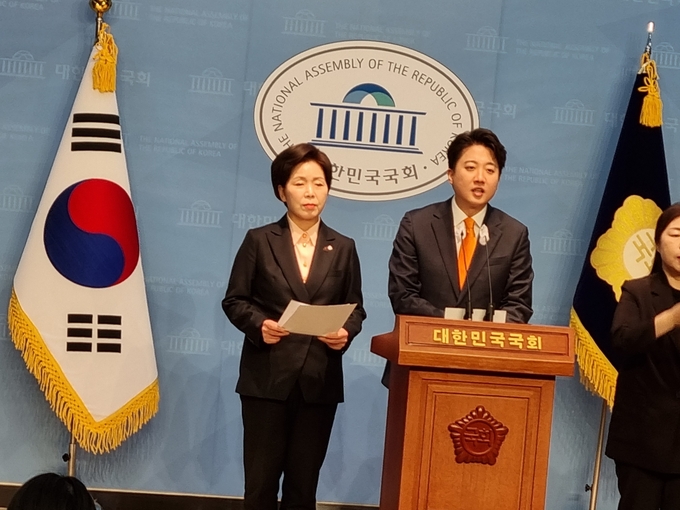 29일 국회에서 개혁신당 이준석 대표와 한국의희망 양향자 대표가 양당합당을 선언하고있다 