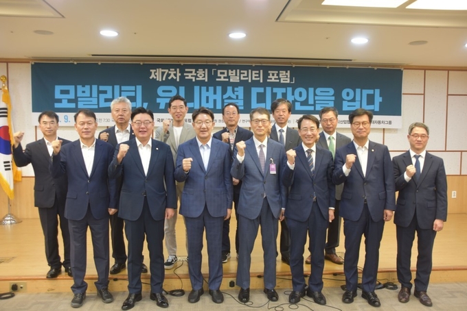 국회모빌리티포럼 ‘모빌리티, 유니버셜 디자인을 입다’ 행사에 참석한 이원욱 의원 